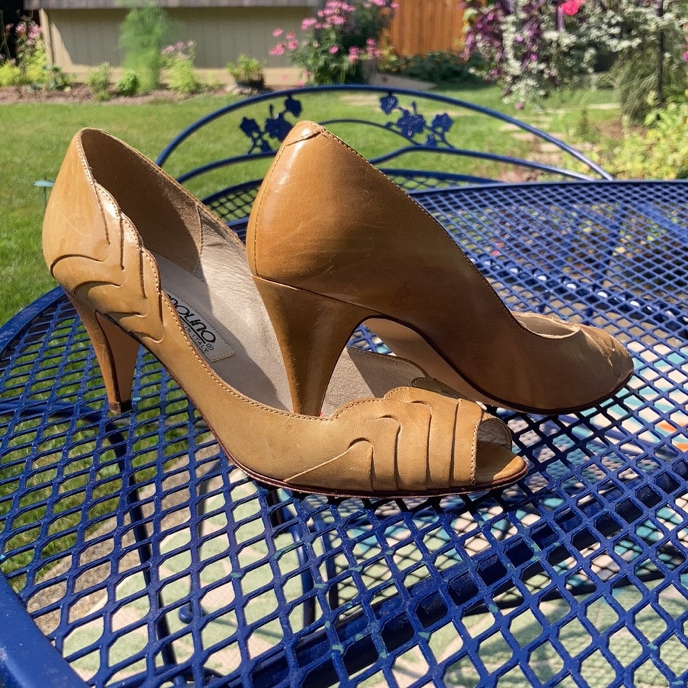 Vintage leather Bandolino  7/12 heels runs small